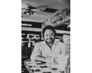 Mietek Szcześniak &bdquo;Nier&oacute;wni&rdquo;